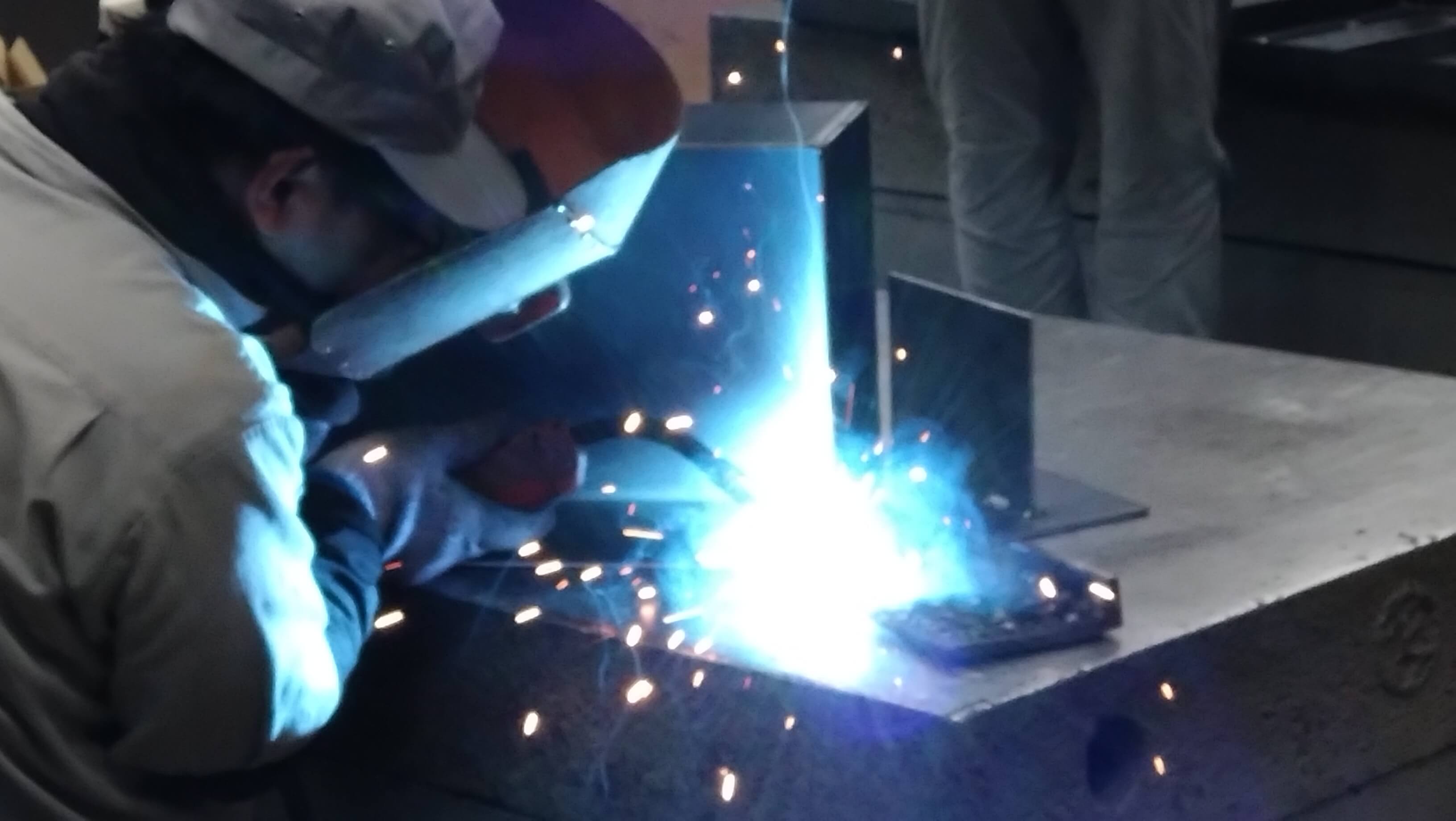 溶接している作業員の写真