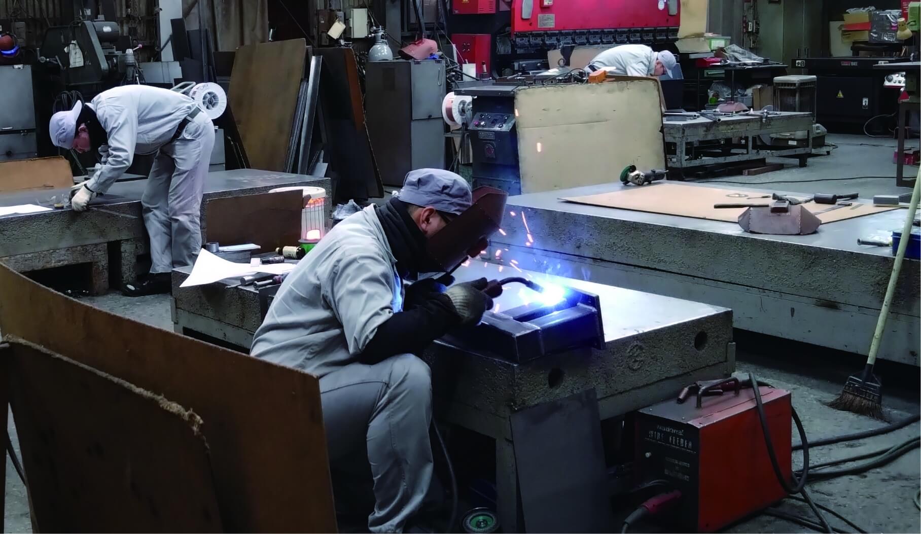 溶接作業中の技術者の写真